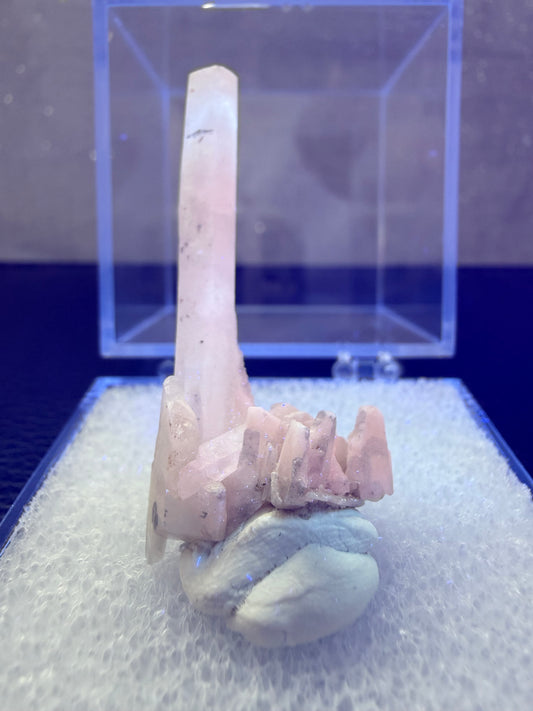 Kalsitt med rosa fluorescens (med boks)