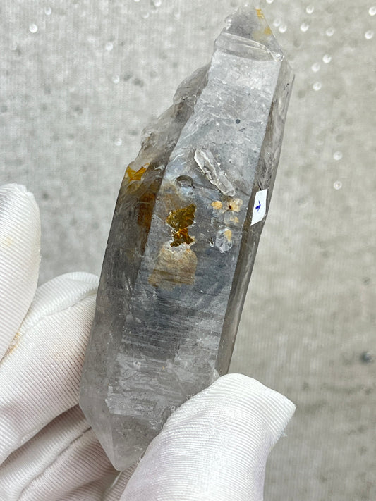 Enhydro Kvarts med svart sediment