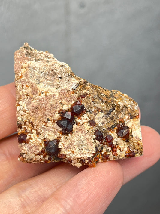 Spessartin granat på feltspat