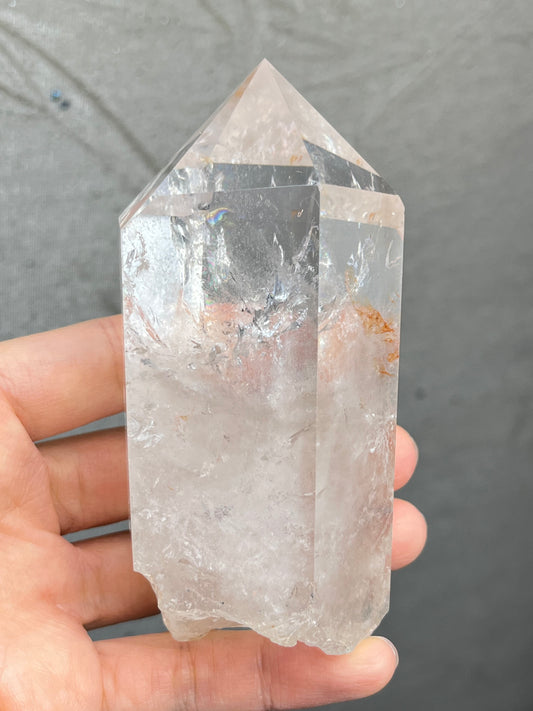 Polert Bergkrystall klar kvarts med bunn i naturlig form