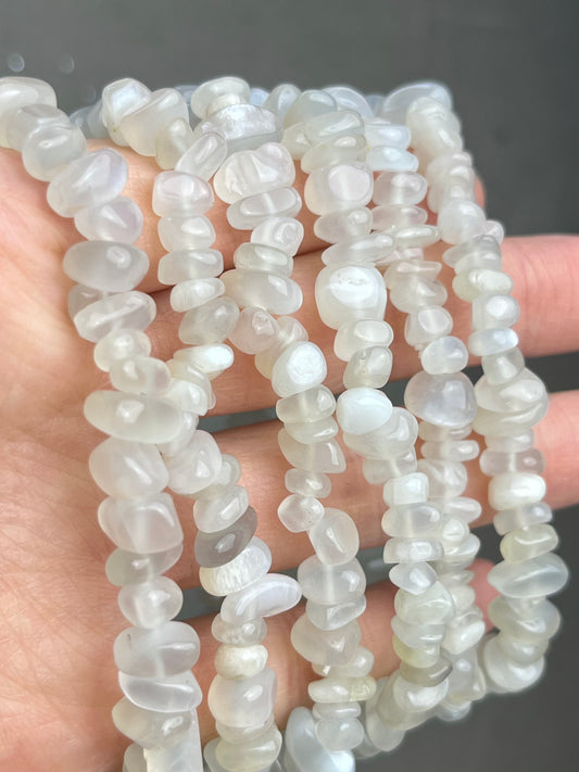 Hvit Månestein Chips armbånd