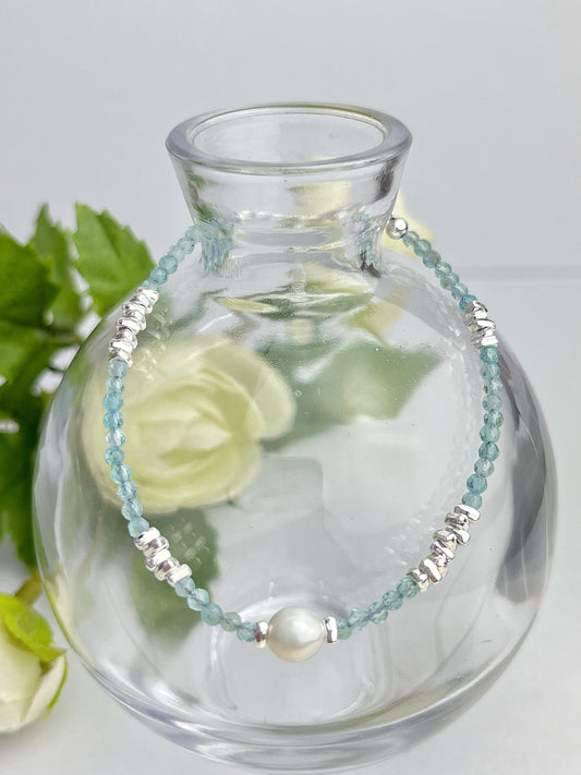 Blå Apatitt og perler- Håndlaget armbånd med karabinlås