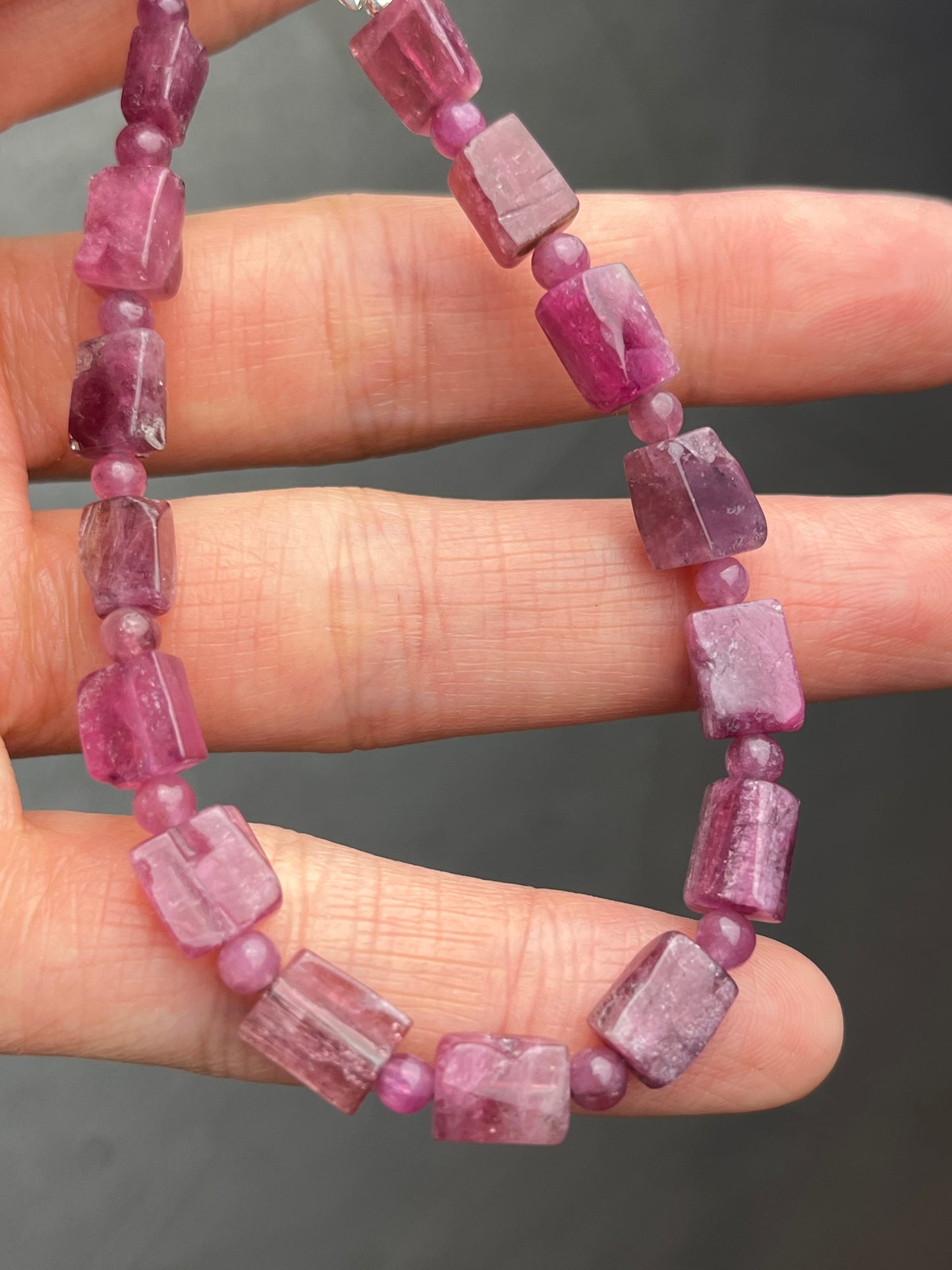 Turmalin- Håndlaget armbånd med karabinlås