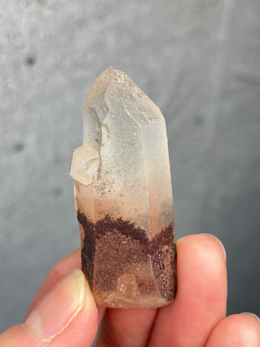 Kvarts spiss med hematitt og kloritt