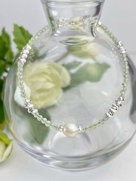 Prehnitt og perler- Håndlaget armbånd med karabinlås