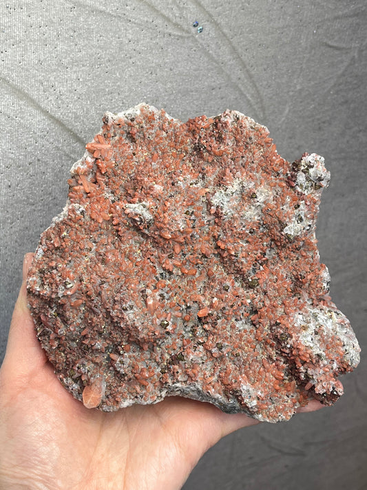 Kvarts med hematitt og pyritt