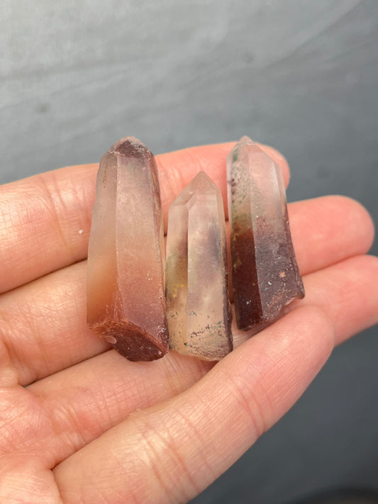 Kvarts spiss med hematitt og kloritt