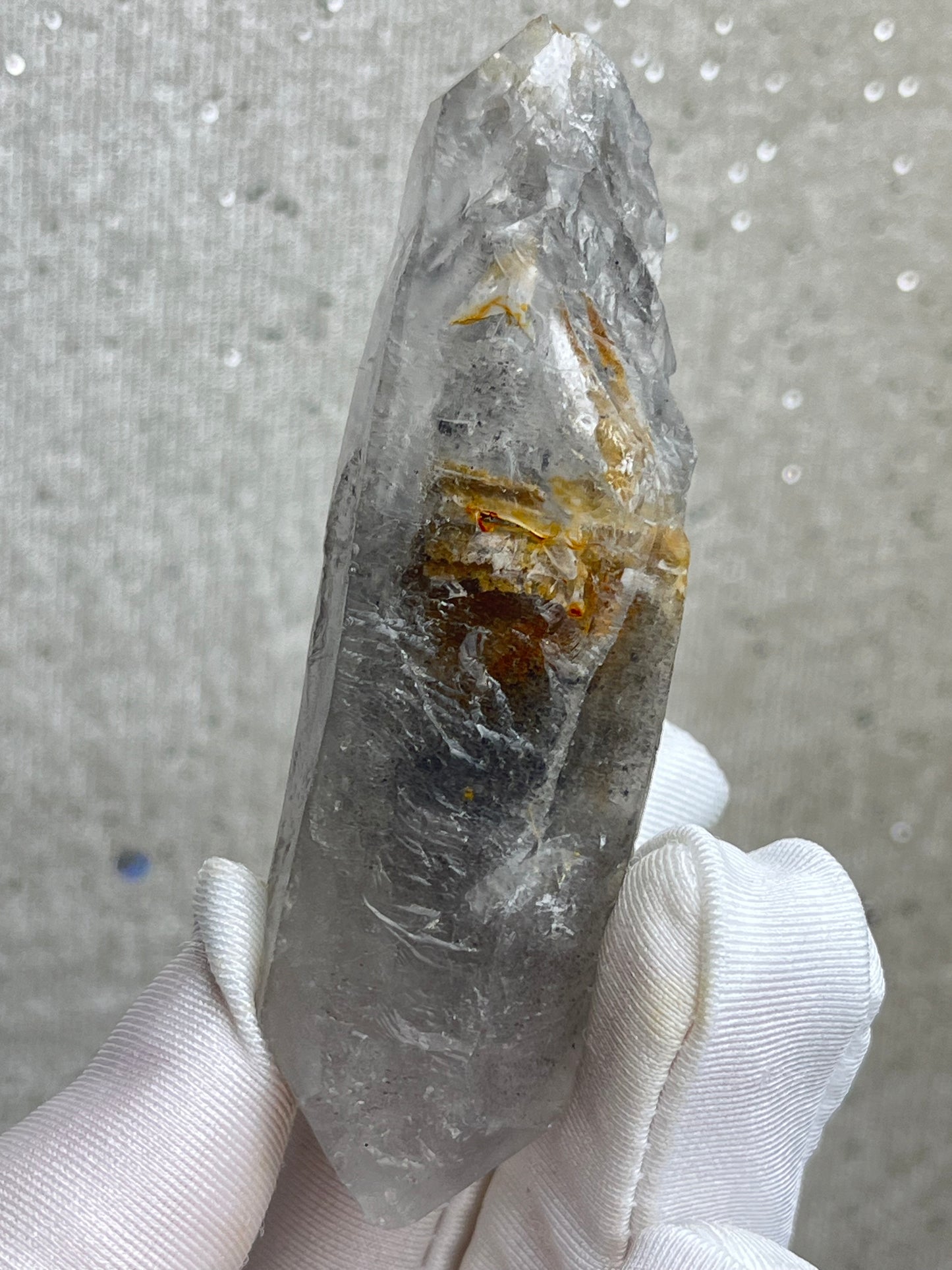 Enhydro Kvarts med svart sediment