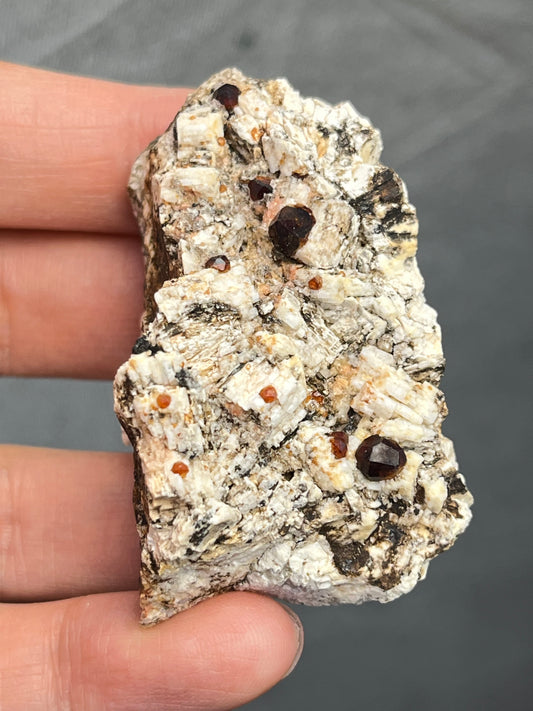 Spessartin granat på feltspat