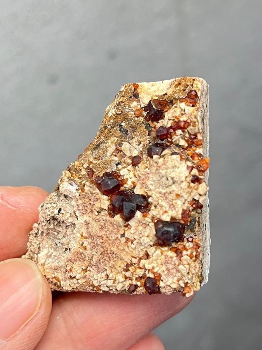 Spessartin granat på feltspat