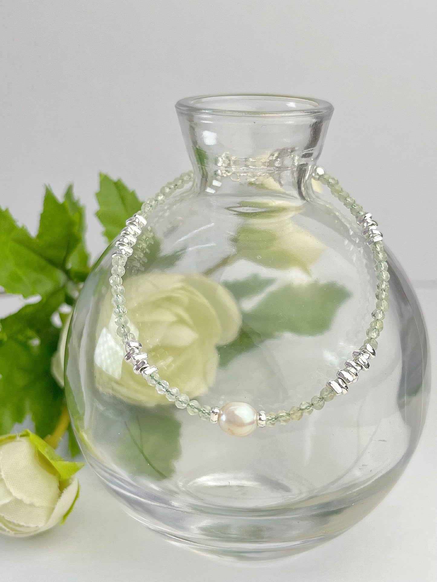 Prehnitt og perler- Håndlaget armbånd med karabinlås