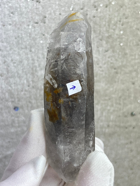 Enhydro Kvarts med svart sediment