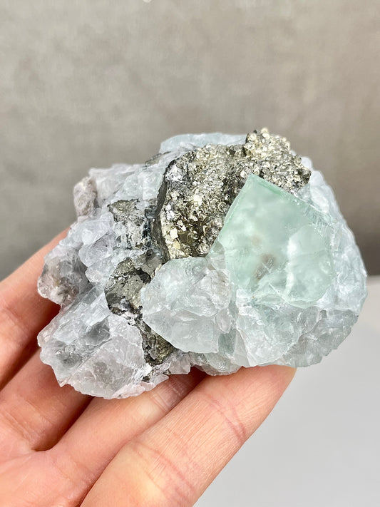 Grønn Fluoritt med pyritt