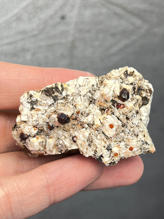 Spessartin granat på feltspat