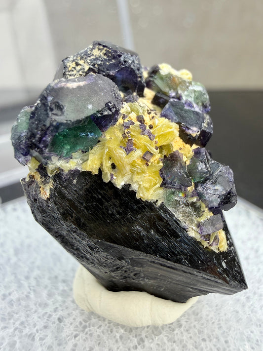 Svart turmalin med fluoritt i boks, Namibia