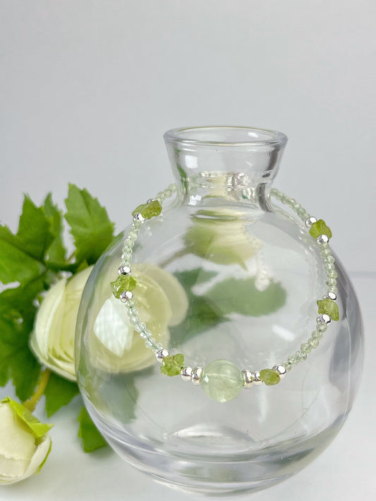 Prehnitt og Olivin- Håndlaget armbånd med karabinlås