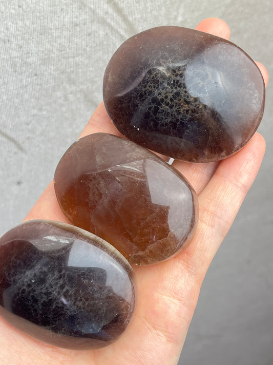 Brun Fluoritt Håndstein 5+cm