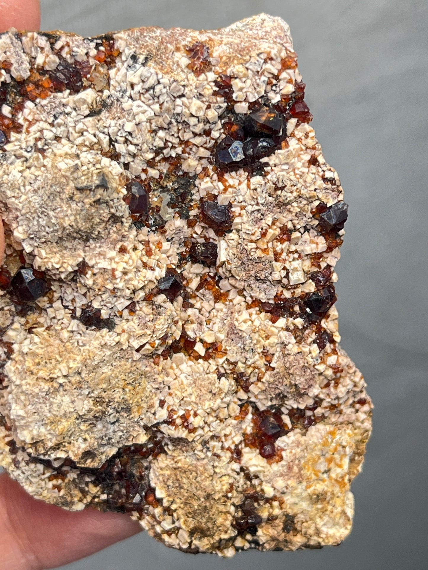 Spessartin granat på feltspat