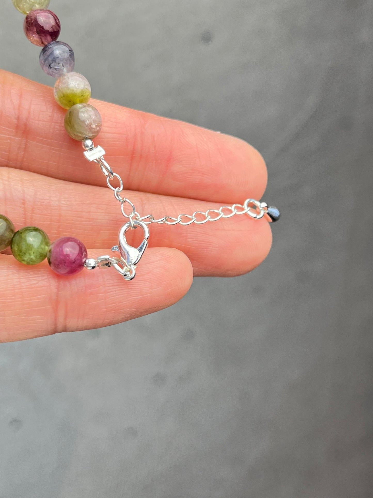 Turmalin- Håndlaget armbånd med karabinlås