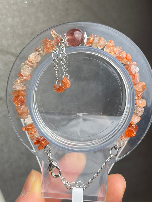 Solstein+Jordbærkvarts- Håndlaget armbånd med karabinlås