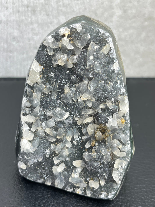 Druzy Kvarts med kalsitt, Grå/Svart