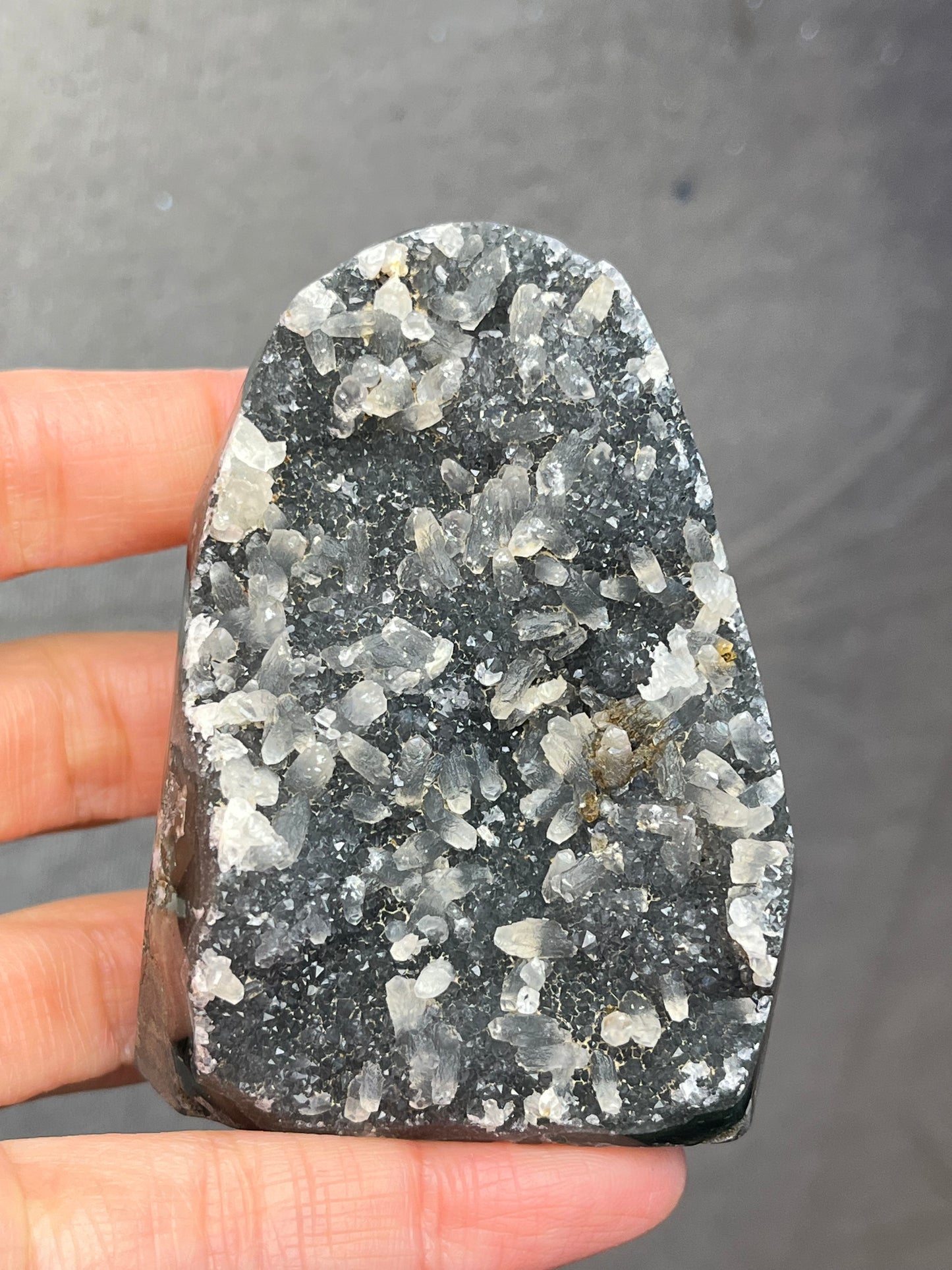 Druzy Kvarts med kalsitt, Grå/Svart