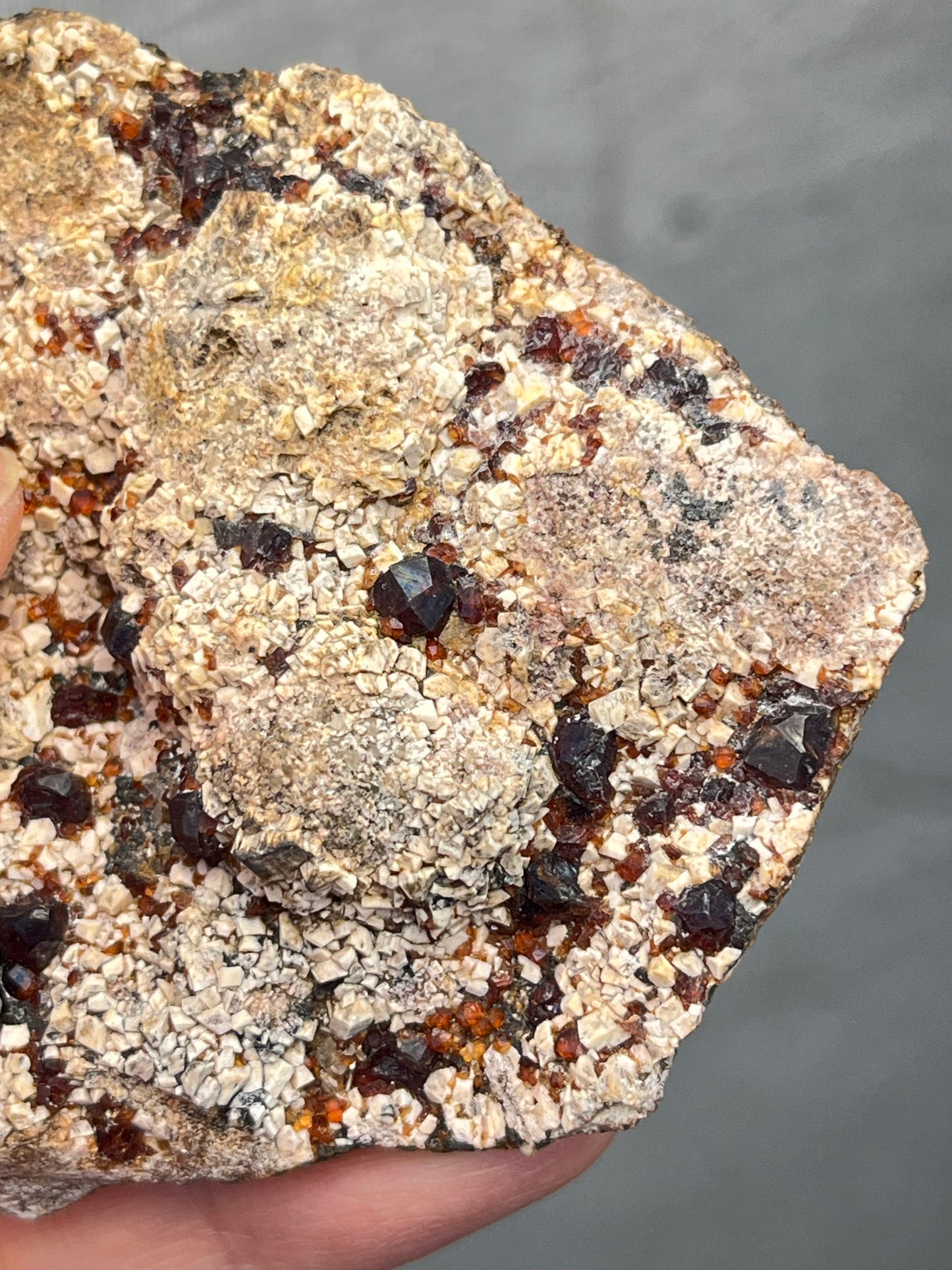 Spessartin granat på feltspat