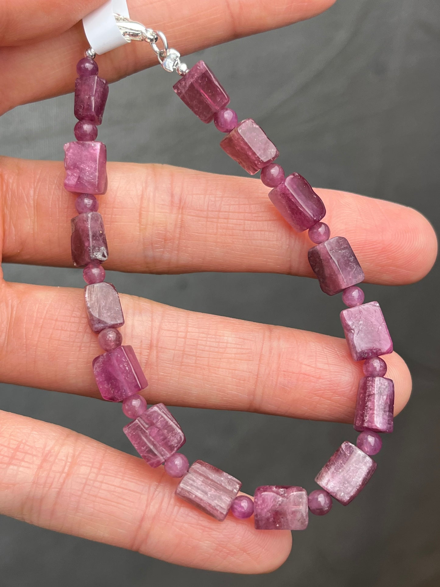 Turmalin- Håndlaget armbånd med karabinlås