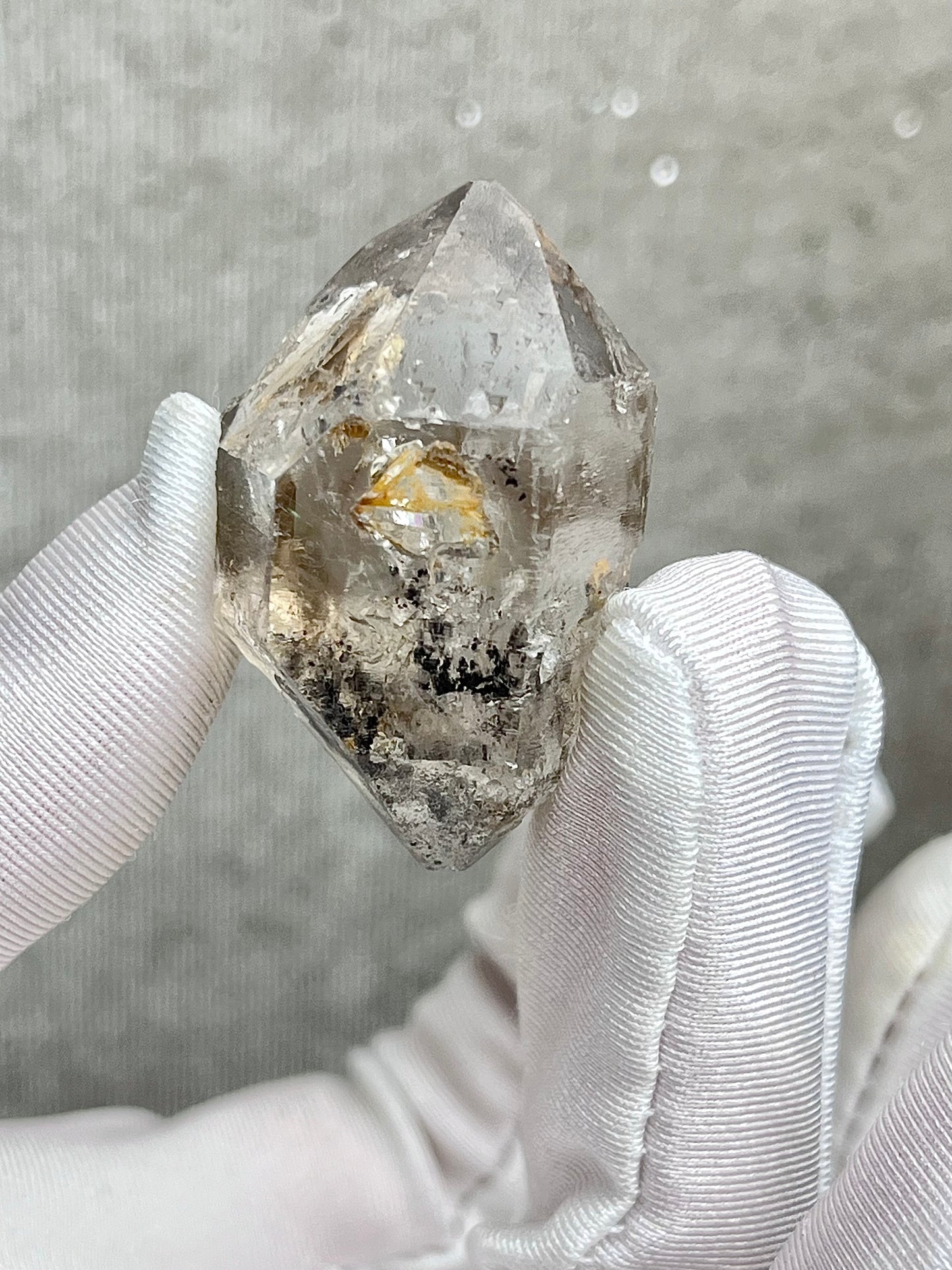 Enhydro Kvarts med svart sediment