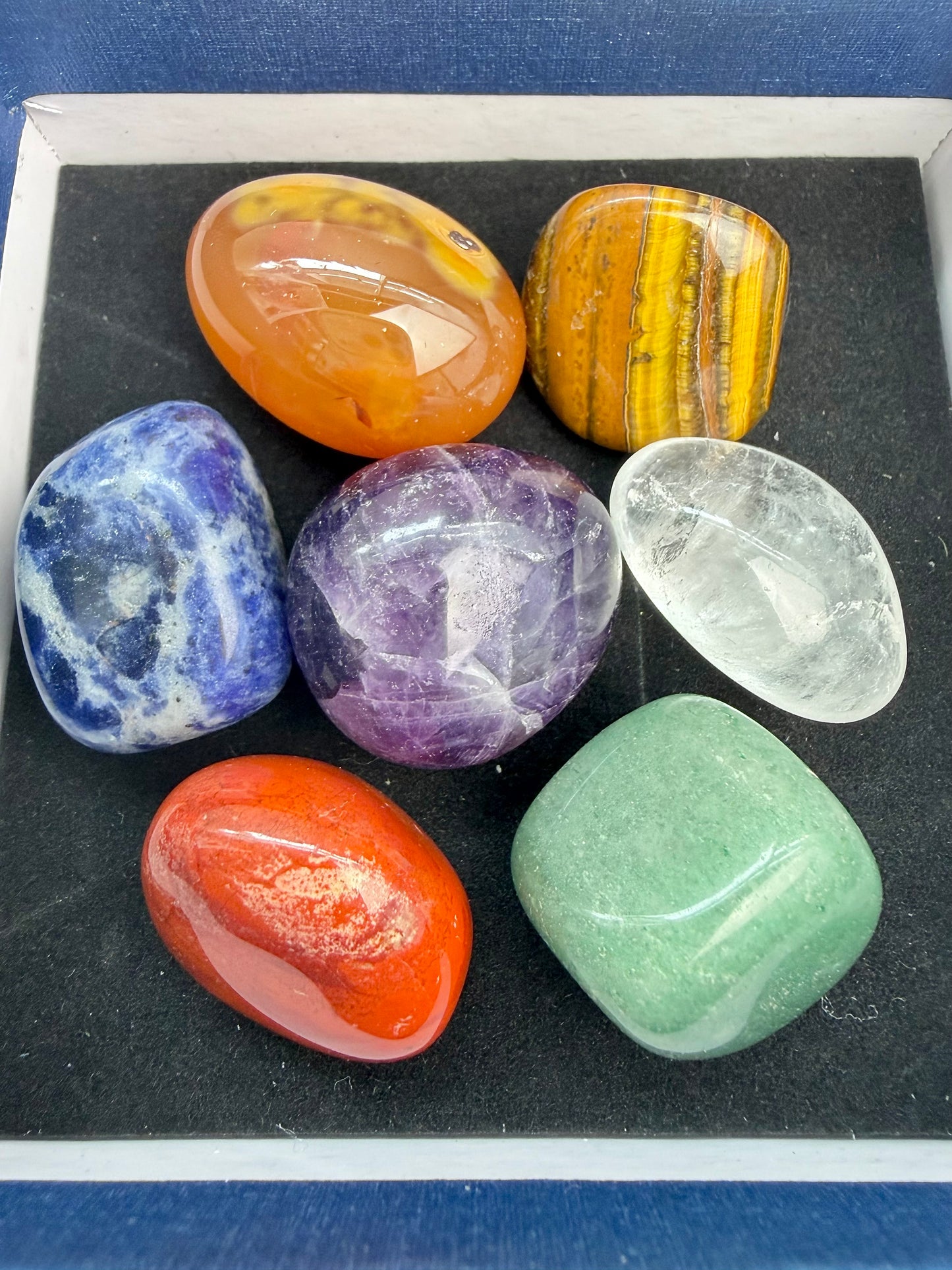 7 Chakra Tromlet Steinsett i Gaveeske
