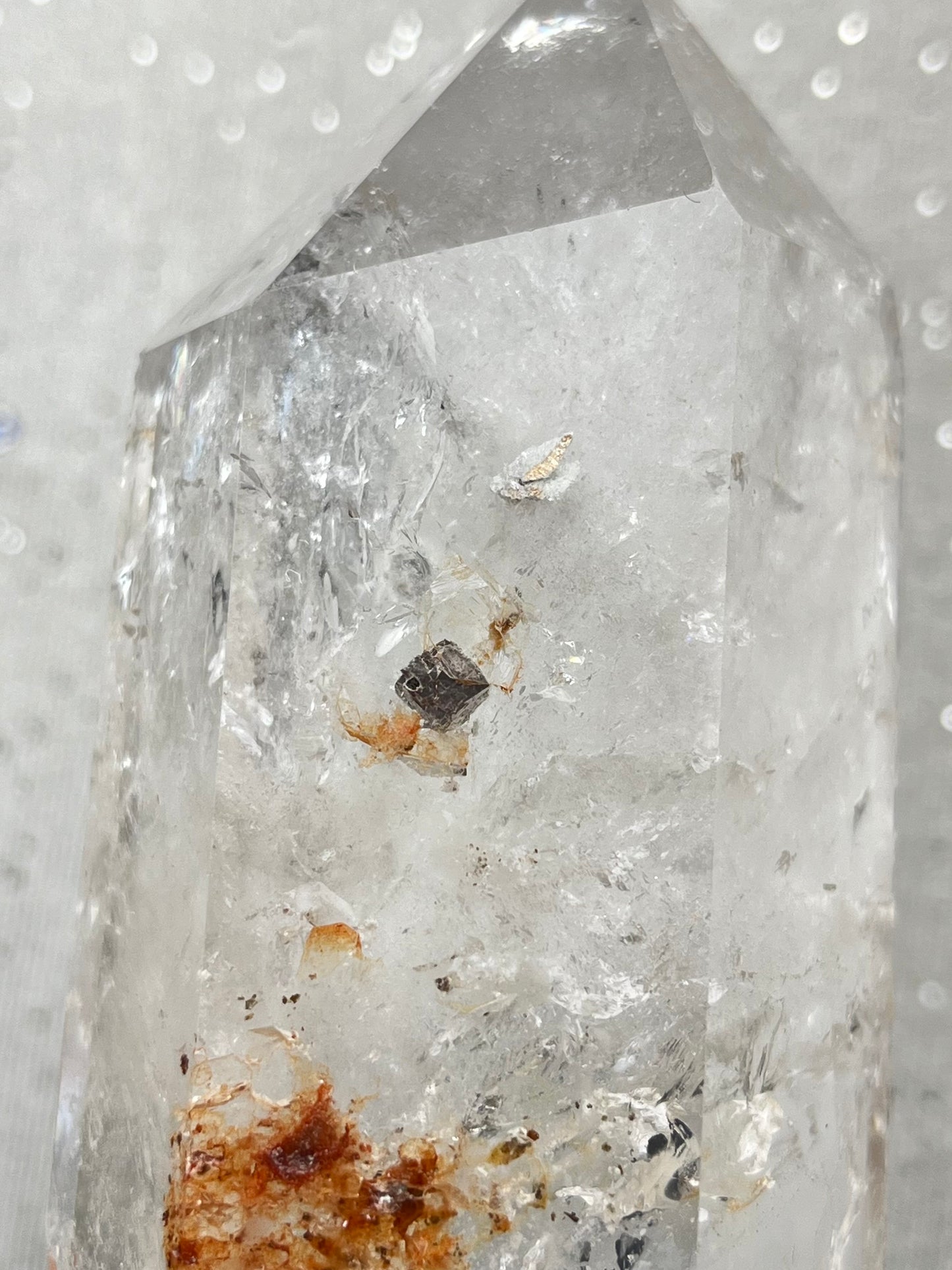 Bergkrystall tårn (klar kvarts) med kubiske pyritt og hematittinneslutninger