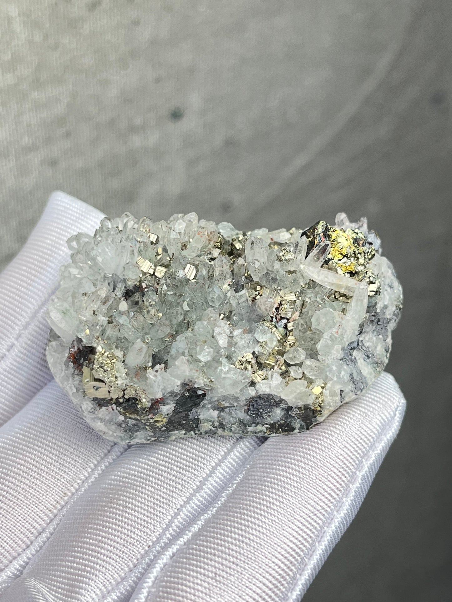 Kvarts med hematitt, Pyritt, Chalcopyritt, Galena
