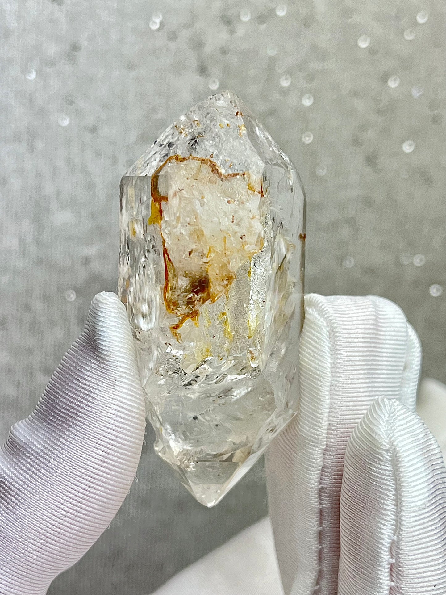 Enhydro Kvarts med svart sediment