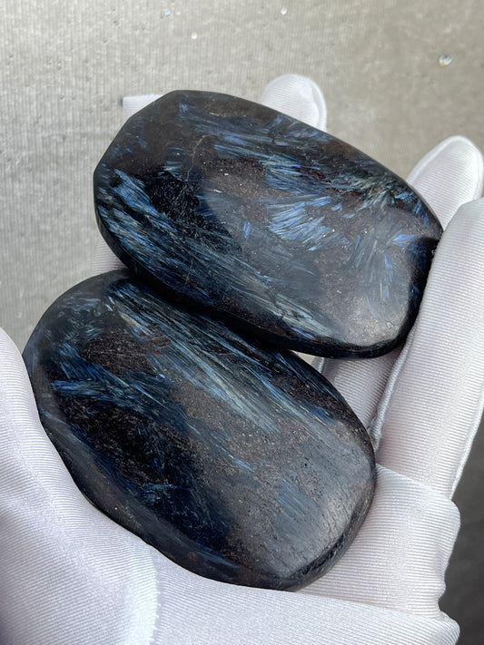 Arfvedsonitt Håndstein