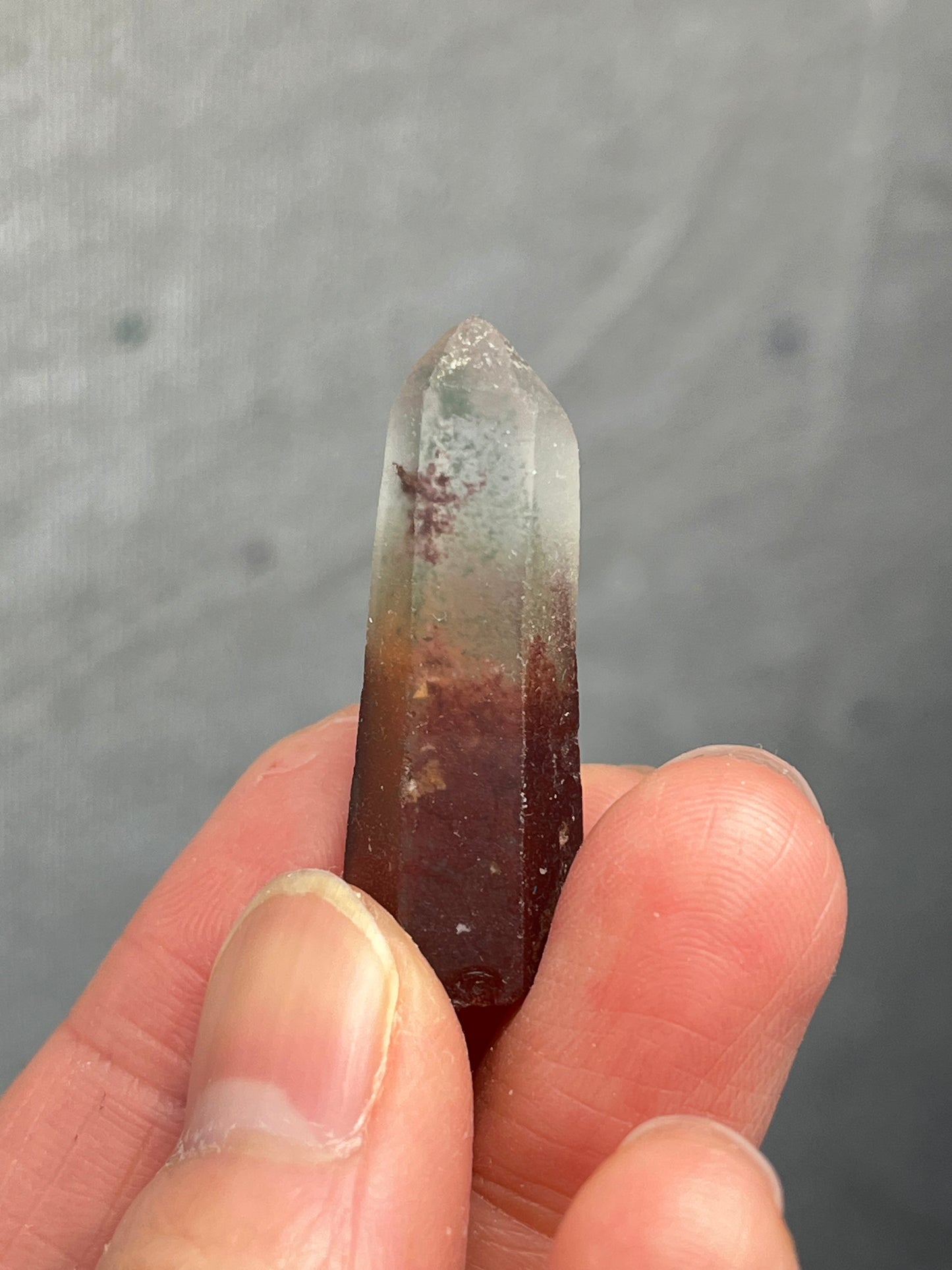 Kvarts spiss med hematitt og kloritt