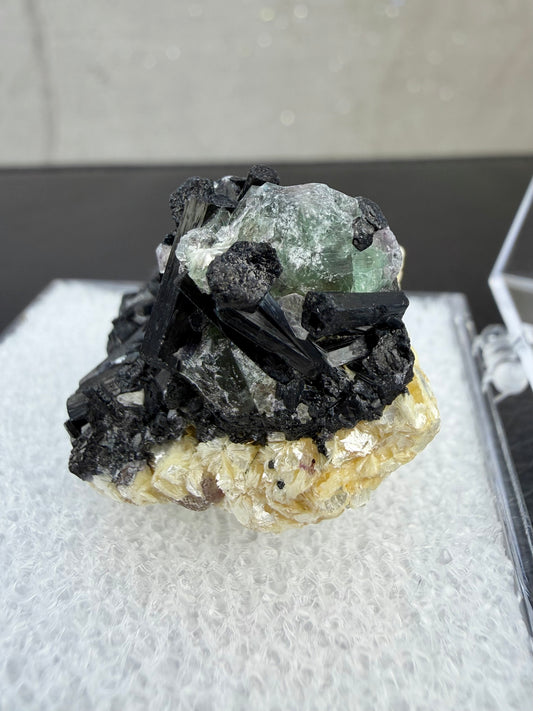 Svart turmalin med fluoritt i boks, Namibia