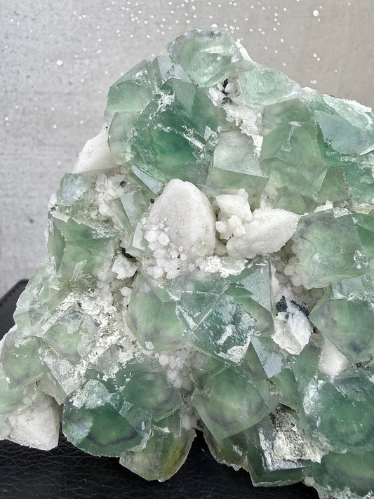 Fluoritt på melkekvarts (Candle quartz) klynge XL
