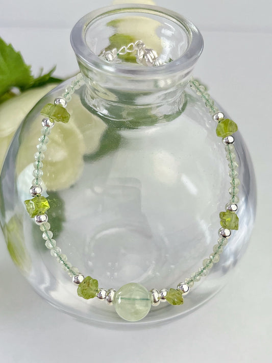 Prehnitt og Olivin- Håndlaget armbånd med karabinlås