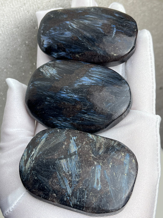 Arfvedsonitt Håndstein