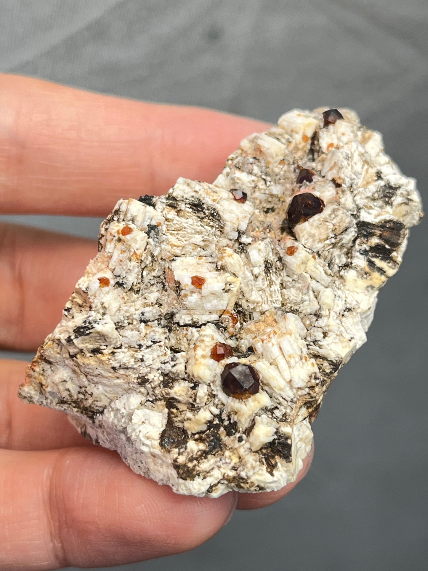 Spessartin granat på feltspat