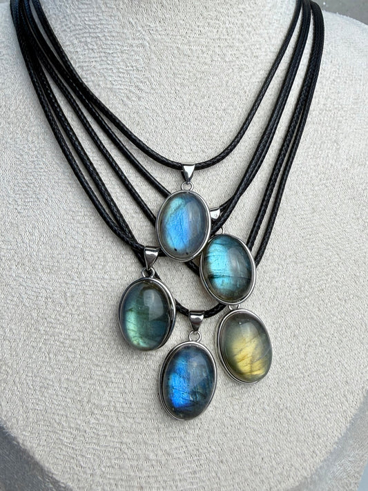 Labradoritt anheng med kjede