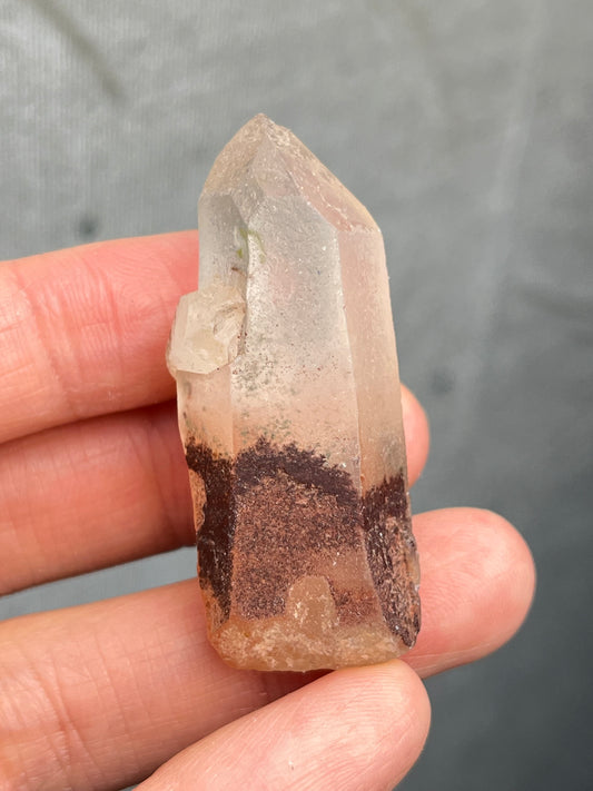 Kvarts spiss med hematitt og kloritt