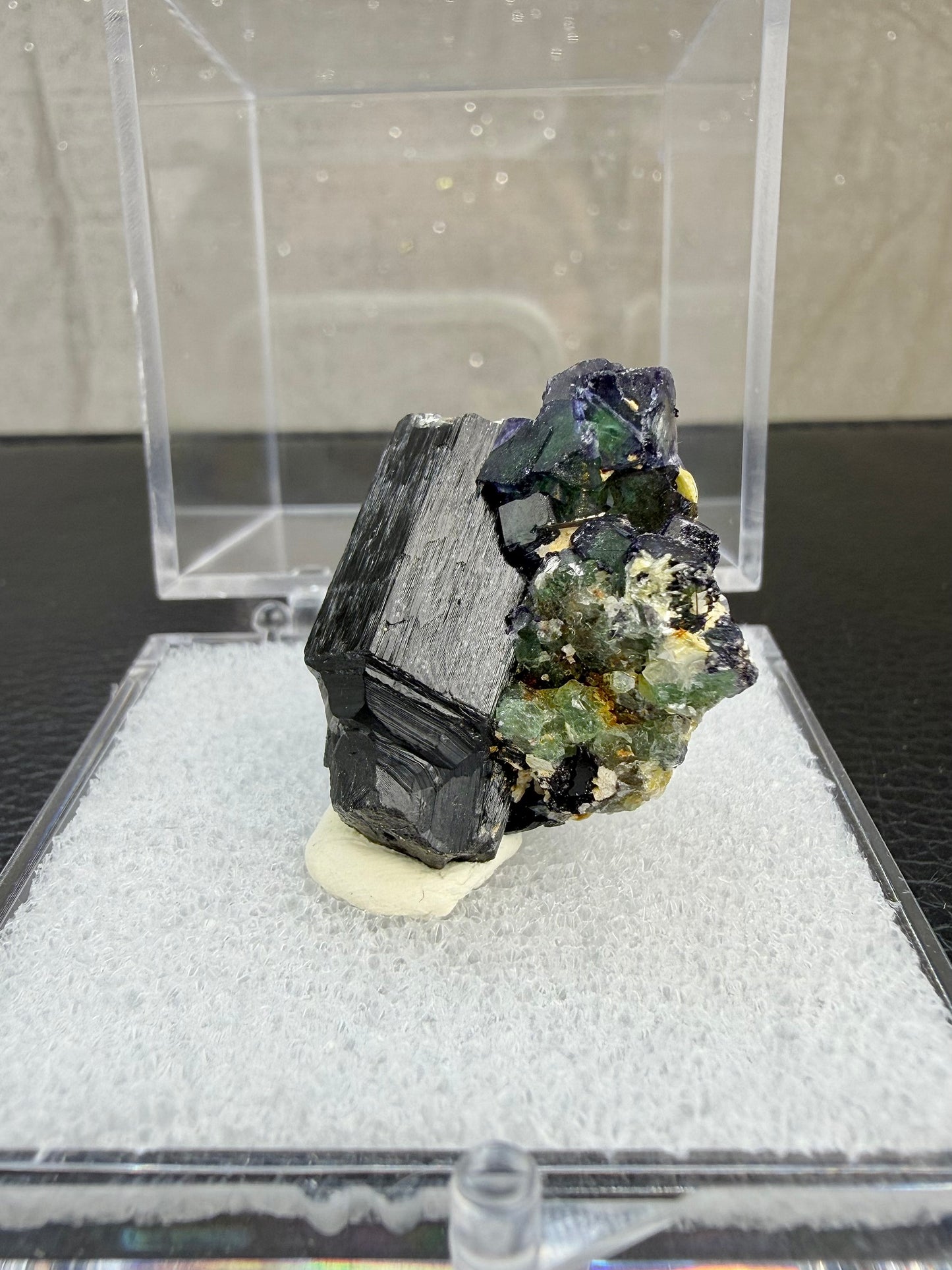 Svart turmalin med fluoritt i boks, Namibia