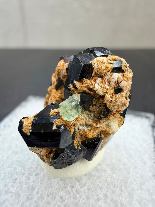 Svart turmalin med fluoritt i boks, Namibia