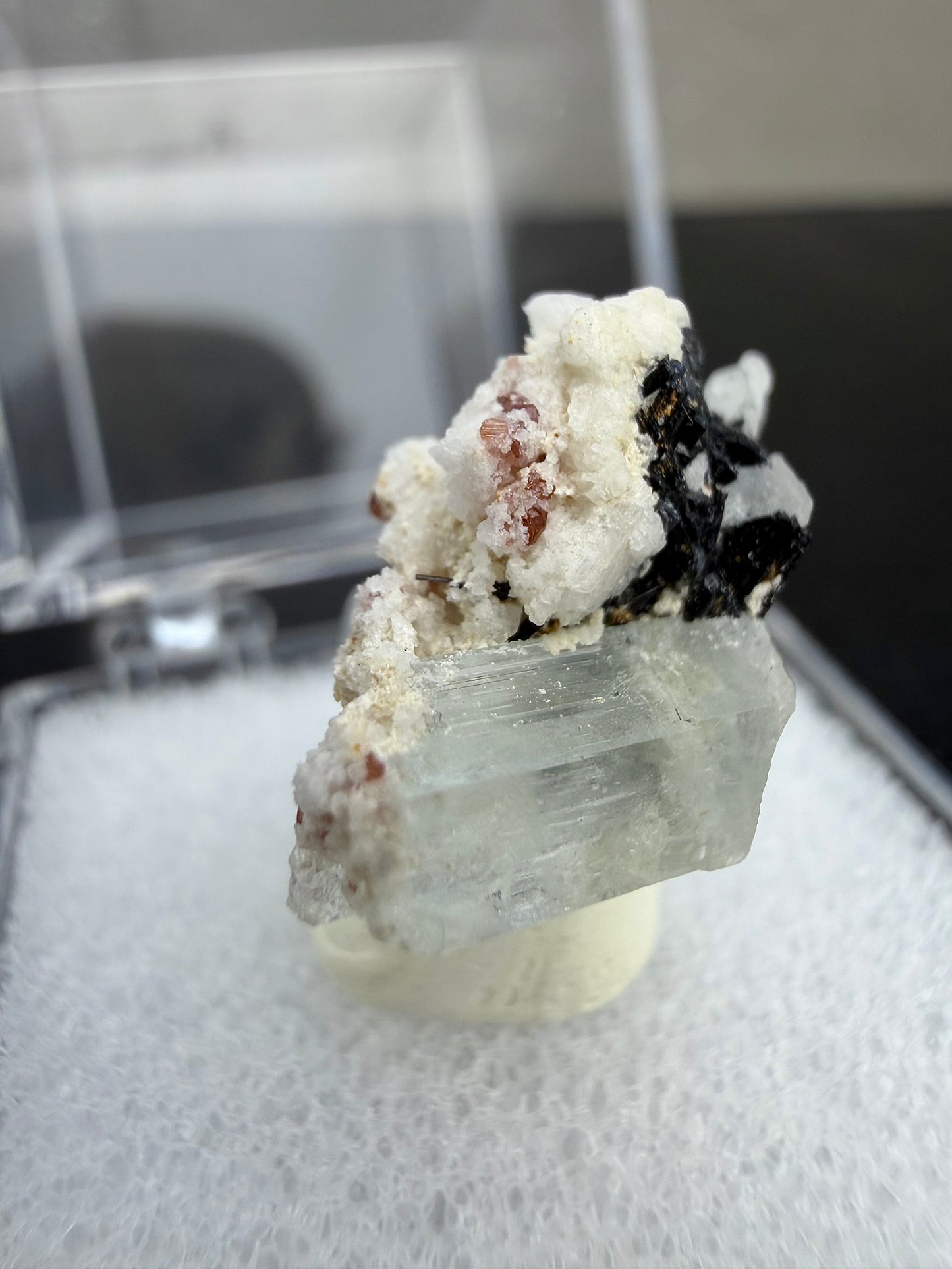 Akvamarin med spessartin granat, svart turmalin, Pakistan