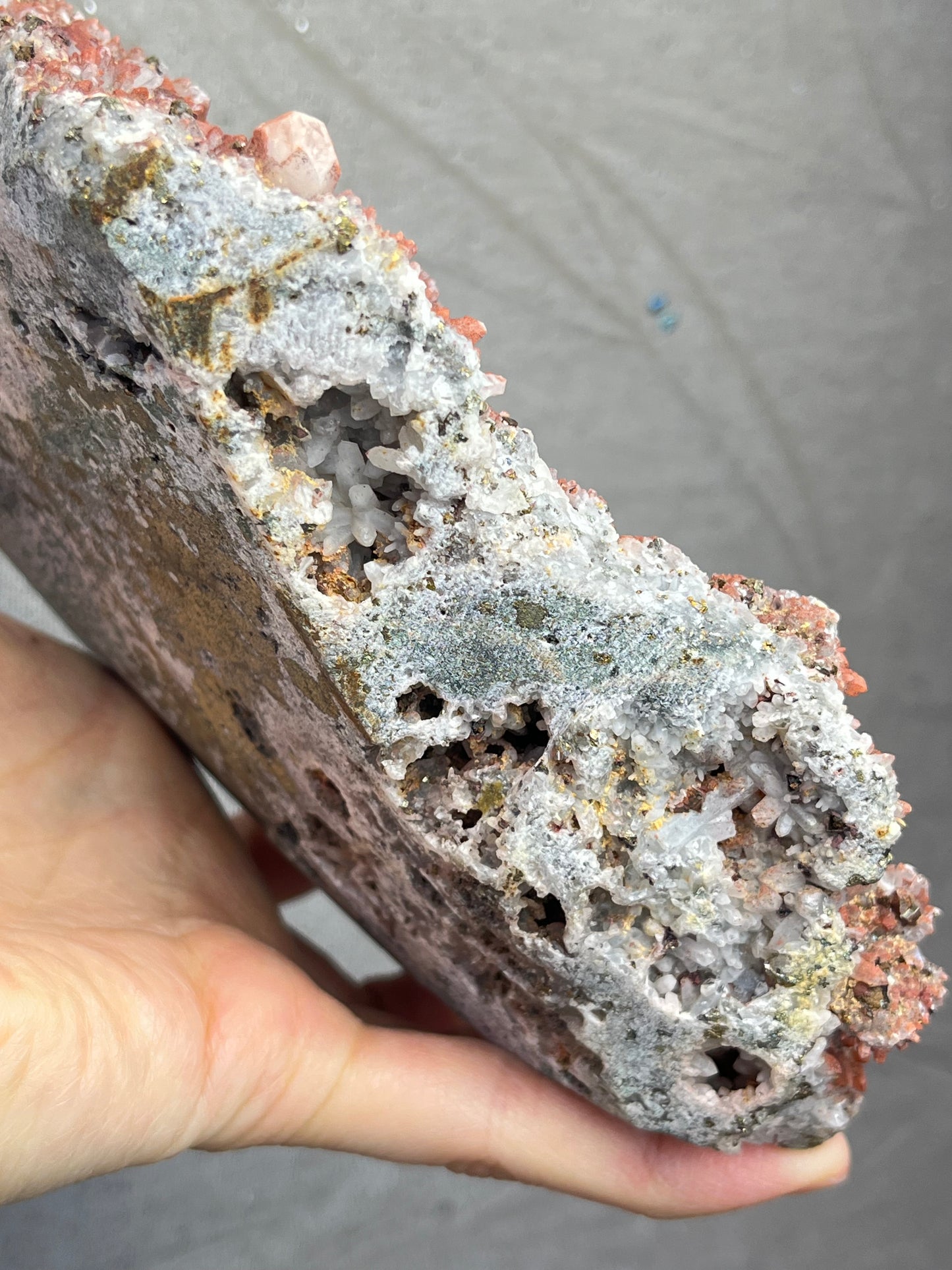 Kvarts med hematitt og pyritt