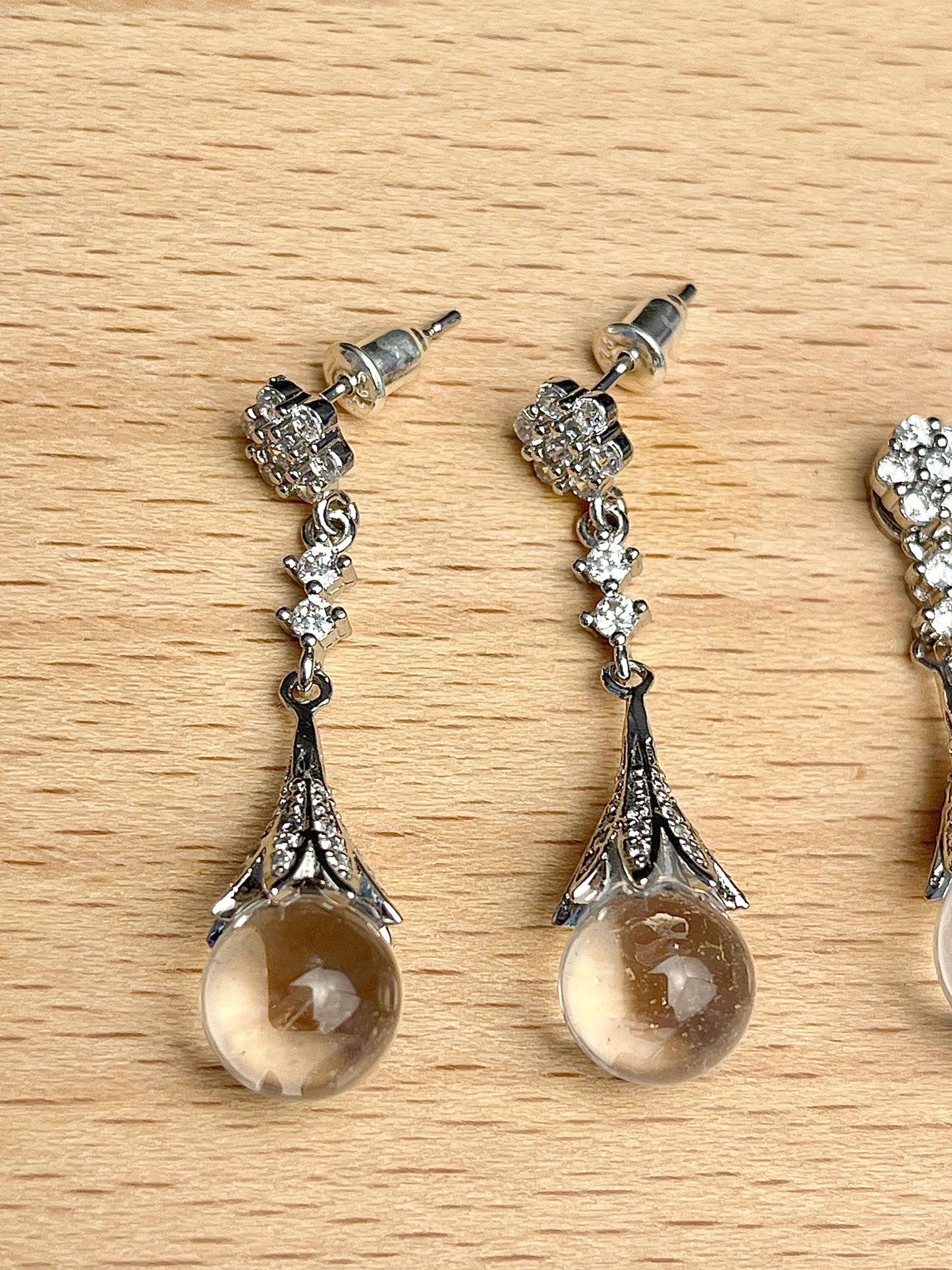 Sett med anheng og øredobber i bergkrystall