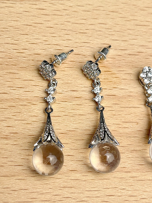 Sett med anheng og øredobber i bergkrystall