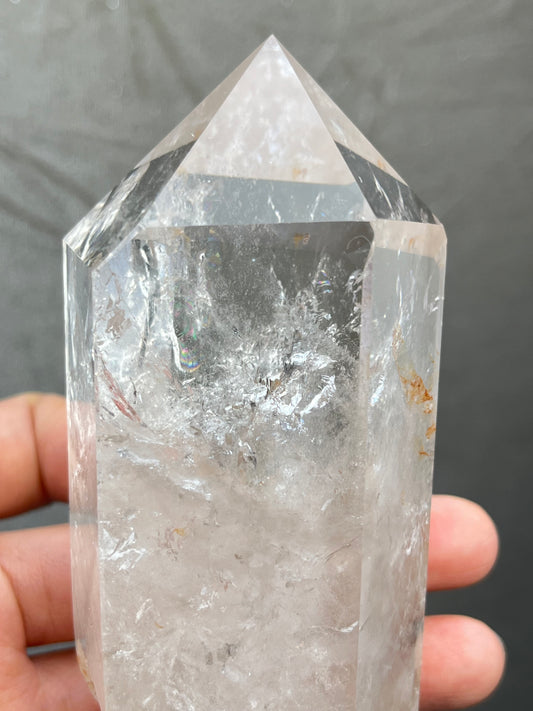 Polert Bergkrystall klar kvarts med bunn i naturlig form