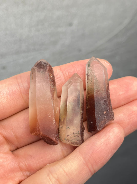 Kvarts spiss med hematitt og kloritt